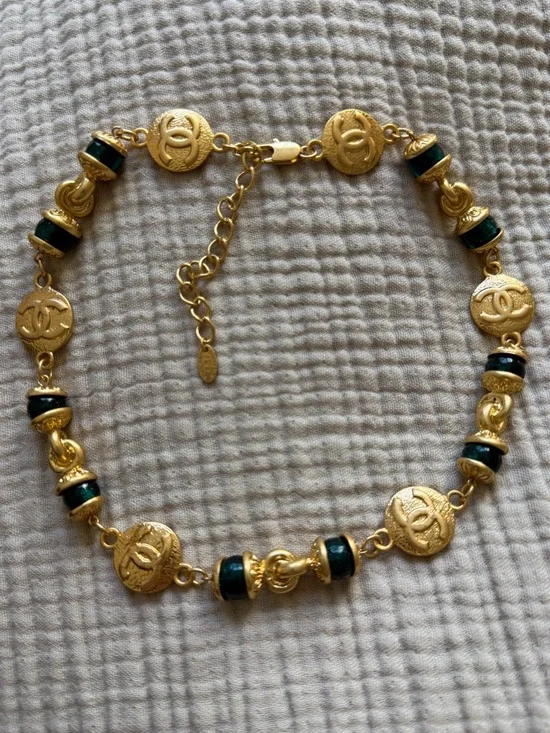 💚Vintage Chanel CC Medallion Necklace Green Gripoix Beads & Gold Tone Chain✨ - Picture 6 of 11